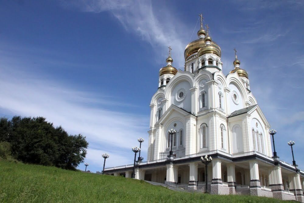 Собор на площади славы в Хабаровске